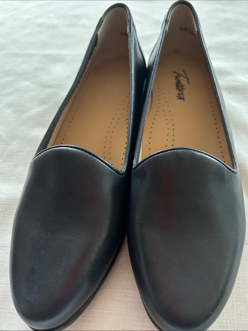 Trotters Women's Navy Blue Leather Slip-On Loafers